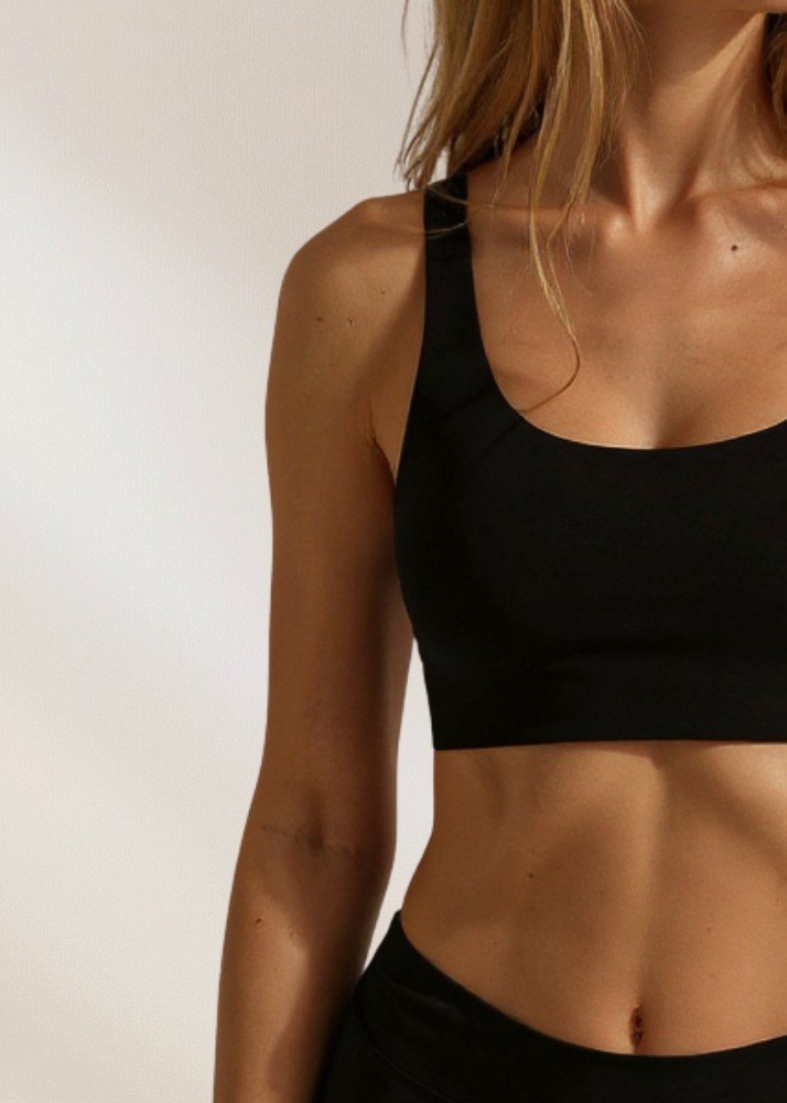 Góra bikini menstruacyjnego Pure Basic Cenesti – czarna minimalistyczna góra