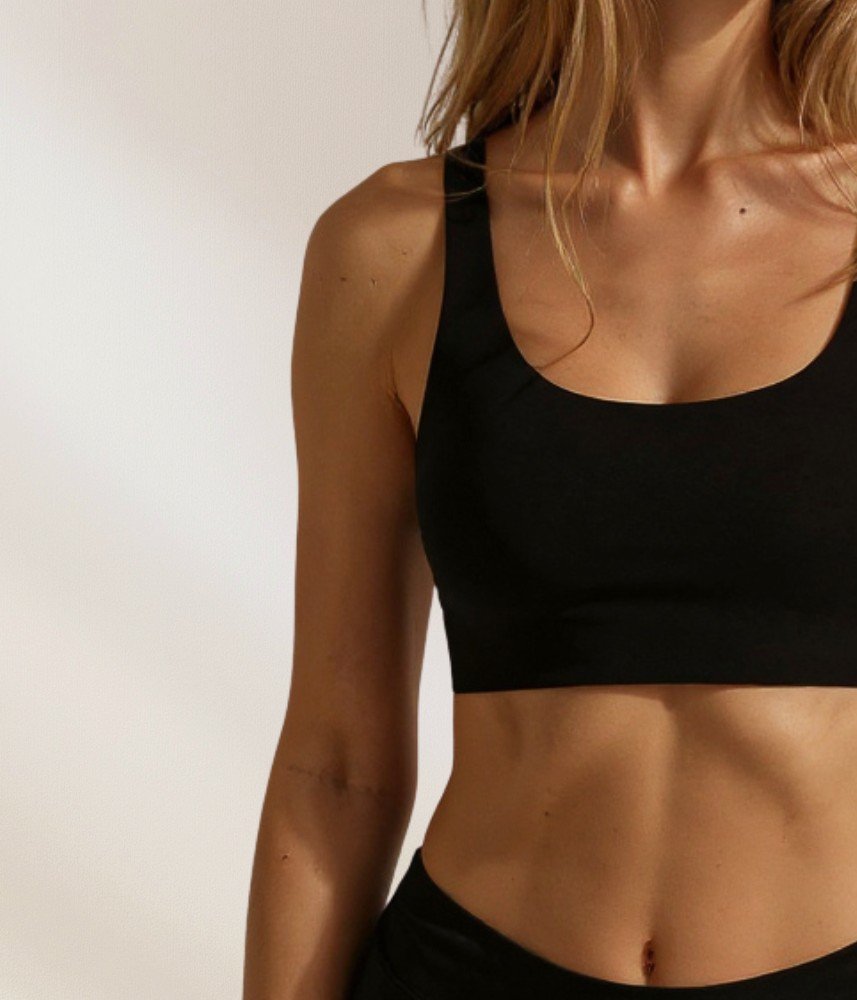 Góra bikini menstruacyjnego Pure Basic Cenesti – czarna minimalistyczna góra